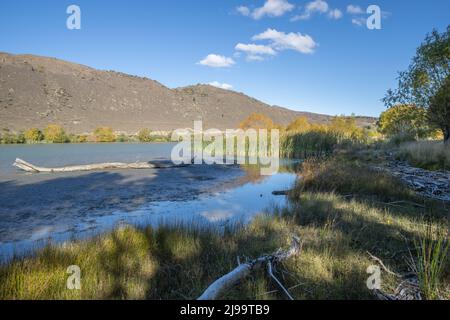 Pittoresque lac Dunstan et ses environs aux couleurs de l'automne à Cromwell South Island Nouvelle-Zélande. Banque D'Images