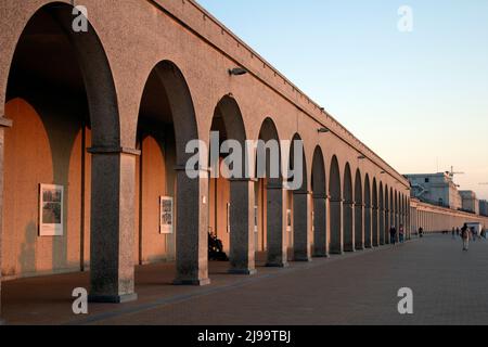 Les Galeries royales d'Ostende, une arcade néoclassique en bord de mer sur une digue sur la plage d'Ostende, en Belgique Banque D'Images