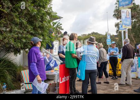 Dr Sophie Scamps partisans le jour du scrutin lors des élections fédérales australiennes de 2022, le Dr Scamps a remporté le siège de Mackellar, qui est un indépendant Banque D'Images