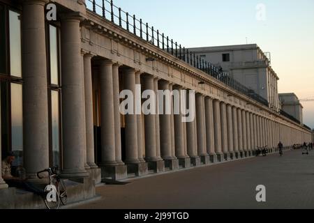 Les Galeries royales d'Ostende, une arcade néoclassique en bord de mer sur une digue sur la plage d'Ostende, en Belgique Banque D'Images