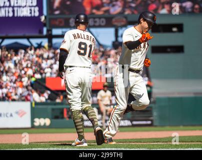 21 2022 mai San Francisco CA, États-Unis San Francisco le second basseman Wilmer Flores (41) célèbre sa course à domicile avec le troisième entraîneur de base Mark Hallberg (91) pendant le match MLB entre les San Diego Padres et les San Francisco Giants. Les Padres battent les Giants 2-1 à Oracle Park San Francisco Calif. Thurman James/CSM Banque D'Images