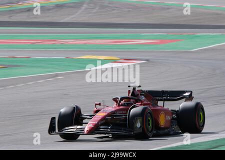 Barcelone, Espagne. 21st mai 2022. Charles Leclerc, pilote monégasque de Ferrari, conduit lors de la session de qualification du Grand Prix de Formule 1 espagnol au circuit de Catalunya, Barcelone, Espagne, le 21 mai 2022. Credit: Meng Dingbo/Xinhua/Alay Live News Banque D'Images