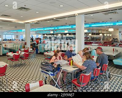 Restaurant avec dîner ou souper en famille au Sunliner Diner de Sevierville, Tennessee, États-Unis. Banque D'Images