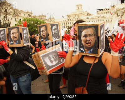 Des centaines d'activistes, costumés comme Alberto Fujimori montrant leurs mains sanglantes, ont pris par force la place principale de Lima, à l'occasion de l'anniversaire du coup d'État d'Alberto Fujimori. Les manifestants ont exigé la non-oubli et aucune impunité pour les responsables des milliers de disparus, les stérilisations forcées, la corruption et la réduction des libertés civiles pendant le gouvernement Fujimori. Banque D'Images