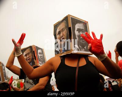 Des centaines d'activistes, costumés comme Alberto Fujimori montrant leurs mains sanglantes, ont pris par force la place principale de Lima, à l'occasion de l'anniversaire du coup d'État d'Alberto Fujimori. Les manifestants ont exigé la non-oubli et aucune impunité pour les responsables des milliers de disparus, les stérilisations forcées, la corruption et la réduction des libertés civiles pendant le gouvernement Fujimori. Banque D'Images