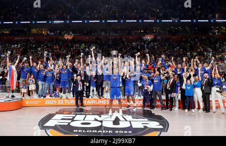 Belgrade, Serbie. 21st mai 2022. Les joueurs et les membres de l'équipe d'Anadolu Efes célèbrent avec le trophée après la finale du match de basket-ball de l'EuroLeague final quatre entre Real Madrid et Anadolu Efes à Belgrade, Serbie, le 21 mai 2022. Crédit: Predrag Milosavljevic/Xinhua/Alay Live News Banque D'Images