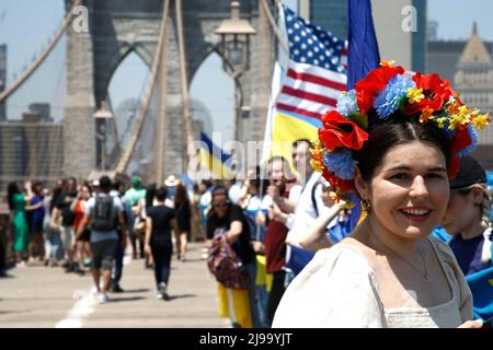 New York, États-Unis. 21st mai 2022. Les manifestants forment une « chaîne vivante » humaine sur le pont de Brooklyn pour montrer leur soutien inébranlable à l’Ukraine le 21 mai 2022 à New York, aux États-Unis. ( Photo de John Lamparski/Sipa USA) crédit: SIPA USA/Alay Live News Banque D'Images