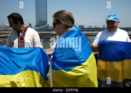 New York, États-Unis. 21st mai 2022. Les manifestants forment une « chaîne vivante » humaine sur le pont de Brooklyn pour montrer leur soutien inébranlable à l’Ukraine le 21 mai 2022 à New York, aux États-Unis. ( Photo de John Lamparski/Sipa USA) crédit: SIPA USA/Alay Live News Banque D'Images