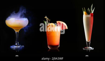 Ensemble de délicieux cocktails dans des verres sur fond sombre Banque D'Images