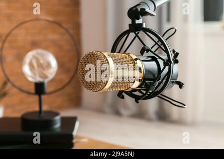 Microphone professionnel moderne dans une pièce élégante, en gros plan Banque D'Images