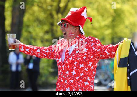 Helsinki, Finlande. 21st mai 2022. Fan de l'équipe nationale suisse de hockey sur glace vu attendre le match entre le Canada et la Suisse devant la patinoire d'Helsinki. Le 13 mai, le Championnat du monde de hockey sur glace a commencé en Finlande. Le 21 mai, les équipes nationales de Suisse et du Canada ont joué à Helsinki, une heure avant le match, de nombreux fans de l'équipe suisse se sont rassemblés devant le Ice Hall d'Helsinki. Crédit : SOPA Images Limited/Alamy Live News Banque D'Images