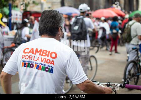 Un homme âgé marche dans les rues de Bogota en portant une chemise de propagande politique en faveur du candidat présidentiel Gustavo Petro et du vice-président Banque D'Images