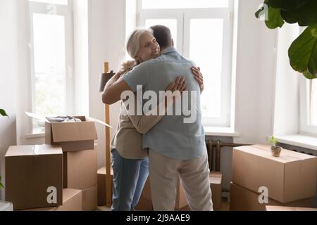 Bonne femme aînée reconnaissante qui embrasse son mari avec amour Banque D'Images