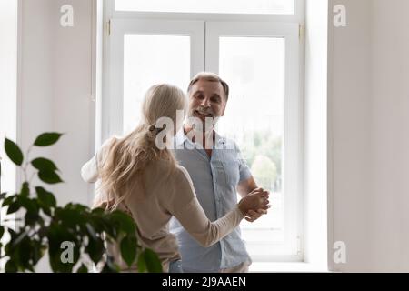 Joyeux couple retraité joyeux célébrant l'anniversaire de mariage Banque D'Images