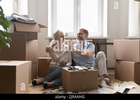 Couple marié senior de propriétaires de maison discutant de l'amélioration de la conception intérieure Banque D'Images