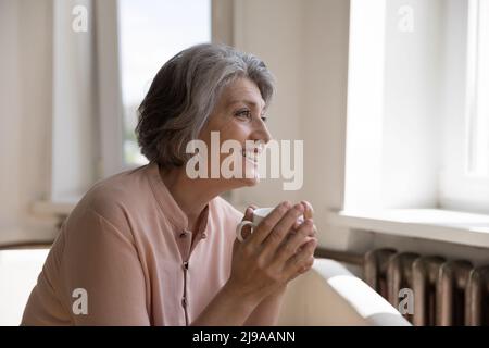 Bonne dame de rêve qui tient une tasse de boisson chaude Banque D'Images