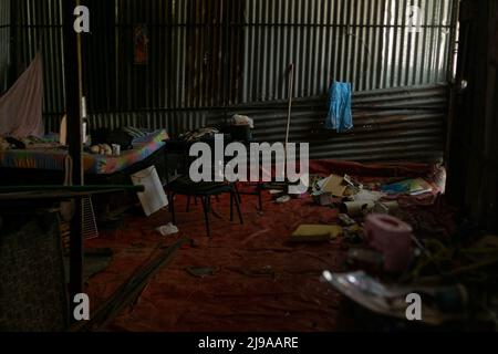 L'intérieur d'une maison touchée est vu comme les habitants de Villavicencio, Colombie réagissent et restent dans des abris après que le fleuve Guatiquia a débordé ses berges en raison de pluies touchant 1200 familles, 3 victimes et au moins 45 maisons prises par ses courants le 21 mai 2022. Photo de : Mario Toro Quintero/long Visual Press Banque D'Images