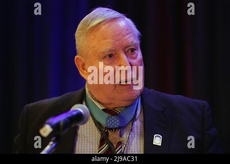 Frontenac, États-Unis. 21st mai 2022. Récipiendaire de la médaille d'honneur Ret. Le colonel Donald Ballard, de Kansas City, Missouri, fait ses remarques lors d'un dîner pour le Mémorial national des anciens combattants du Missouri, à Frontenac, Missouri, le samedi 21 mai 2022. Ballard, un hôpital Corpsman deuxième classe de la guerre du Vietnam, est l'un des 65 récipiendaires vivants de la médaille qui a été attribuée à 3 520. La médaille est la plus haute décoration militaire présentée par le gouvernement des États-Unis à un membre de ses forces armées. Photo par Bill Greenblatt/UPI crédit: UPI/Alay Live News Banque D'Images