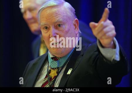 Frontenac, États-Unis. 21st mai 2022. Récipiendaire de la médaille d'honneur Ret. Le colonel Donald Ballard, de Kansas City, Missouri, fait ses remarques lors d'un dîner pour le Mémorial national des anciens combattants du Missouri, à Frontenac, Missouri, le samedi 21 mai 2022. Ballard, un hôpital Corpsman deuxième classe de la guerre du Vietnam, est l'un des 65 récipiendaires vivants de la médaille qui a été attribuée à 3 520. La médaille est la plus haute décoration militaire présentée par le gouvernement des États-Unis à un membre de ses forces armées. Photo par Bill Greenblatt/UPI crédit: UPI/Alay Live News Banque D'Images