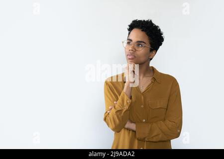 Femme africaine attentionnés qui se tient à l'écart de l'espace de copie, prise de vue en studio Banque D'Images