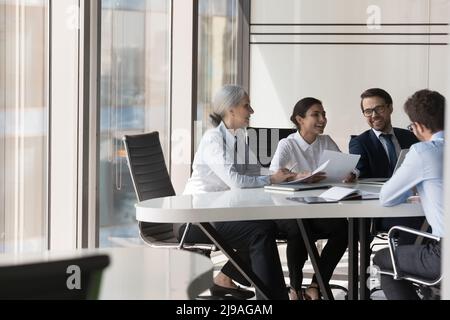 Divers hommes et femmes d'affaires développent une stratégie d'affaires lors d'une réunion dans une salle de réunion Banque D'Images
