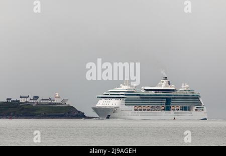 Roches point, Cork, Irlande. 22nd mai 2022. Un matin couvert de gris, le bateau de croisière Jewel of the Seas passe devant le phare de Roches point tout en se rendant dans la ville historique de Cobh, Co. Cork, Irlande.- Credit; David Creedon / Alay Live News Banque D'Images