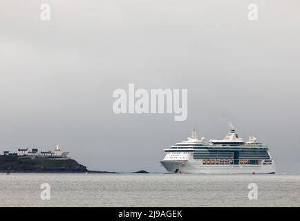 Roches point, Cork, Irlande. 22nd mai 2022. Un matin couvert de gris, le bateau de croisière Jewel of the Seas passe devant le phare de Roches point tout en se rendant dans la ville historique de Cobh, Co. Cork, Irlande.- Credit; David Creedon / Alay Live News Banque D'Images