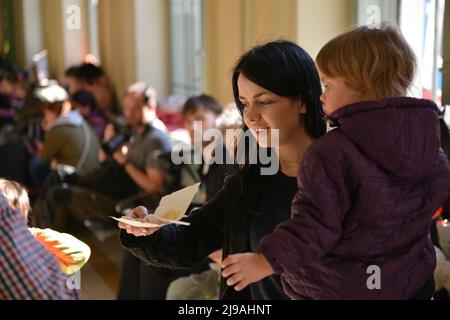 Les réfugiés d'Ukraine arrivent à la gare de Przemysl, en Pologne, le 20th jour de l'invasion russe de leur pays. Banque D'Images