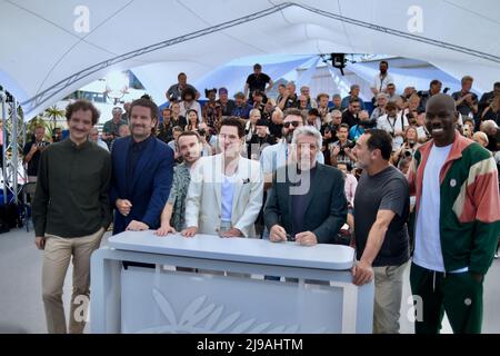 Gilles Lellouche, Jean-Pascal Zadi, Alain Chabat, Quentin Dupieux, Vincent Lacoste, Jérôme Niel, Grégoire Ludig et David Marsais assistent au photocall du film fumer causes toux (Fumer fait Tousser) lors du festival annuel de Cannes 75th au Palais des Festivals le 20 mai 2022 à Cannes, France. Photo de Franck Castel/ABACAPRESS.COM Banque D'Images