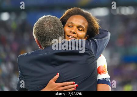 Turin, Italie. 21st mai 2022. Wendie Renard (Olympique Lyonnais 3) épouse Jean-Michel Aulus, président de l'Olympique Lyonnais, lors du match de football final de la Ligue des champions des femmes de l'UEFA entre le FC Barcelone et l'Olympique Lyonnais à l'Allianz Stadium Juventus de Turin, en Italie. Daniela Porcelli/SPP crédit: SPP Sport presse photo. /Alamy Live News Banque D'Images