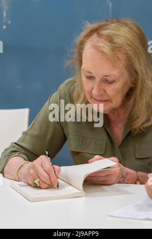 Turin, Italie. 21st mai 2022. L'écrivain française Annie Ernaux signe des authographes au salon du livre de Turin. Credit: Marco Destefanis/Alamy Live News Banque D'Images