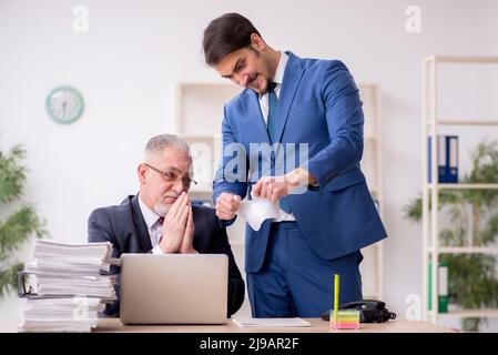 Deux employés dans le concept de licenciement Banque D'Images