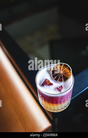 un élégant cocktail de pamplemousse rose aigre frais avec de la mousse et de la glace Banque D'Images