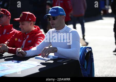 Benalla, Victoria, Australie. 22nd mai 2022. Repco Australian Supercars Championships-Pizza Hut Winton SuperSprint - Tim Slade course pour CoolDrive Auto Parts parle avec et signe des autographes pour les fans -image Credit: brett keating/Alay Live News Banque D'Images