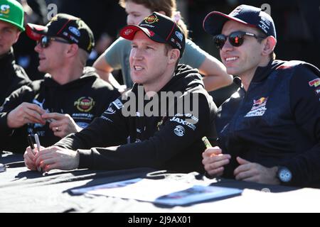 Benalla, Victoria, Australie. 22nd mai 2022. Repco Australian Supercars Championships-Pizza Hut Winton SuperSprint - David Reynolds Racing for Penrite Racing discute avec et signe des autographes pour les fans -image Credit: brett keating/Alay Live News Banque D'Images