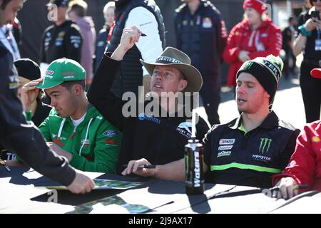 Benalla, Victoria, Australie. 22nd mai 2022. Repco Australian Supercars Championships-Pizza Hut Winton SuperSprint - James Courtney Racing pour Tickford Racing discute et signe des autographes pour les fans -image Credit: brett keating/Alay Live News Banque D'Images