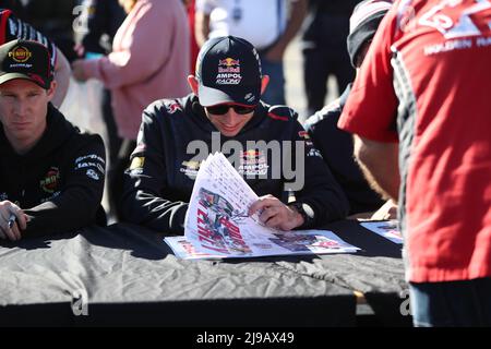 Benalla, Victoria, Australie. 22nd mai 2022. Repco Australian Supercars Championships-Pizza Hut Winton SuperSprint - Brock Feeney course pour REB Bull Ampol Racing discute avec et signe des autographes pour les fans -image Credit: brett keating/Alay Live News Banque D'Images