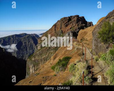 Le célèbre sentier de randonnée de Pico do Arieiro à Pico Ruivo, Madère, Portugal Banque D'Images