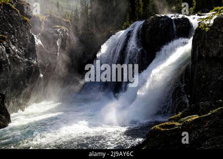 Double cascade de Rjukandefossen située à proximité du village TUV dans la municipalité de Hemsedal dans le comté de Viken, en Norvège Banque D'Images