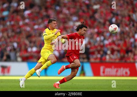 Trent Alexander-Arnold de Liverpool détient Mason Mount of Chelsea - Chelsea v Liverpool, The Emirates FA Cup final, Wembley Stadium, Londres - 14th mai 2022 usage éditorial seulement Banque D'Images