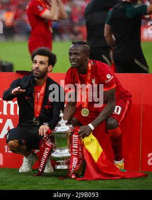 Mohamed Salah (L) et Sadio Mane (R) de Liverpool célèbrent avec le FA Cup Trophée - Chelsea v Liverpool, The Emirates FA Cup final, Wembley Stadium, Londres - 14th mai 2022 usage éditorial uniquement Banque D'Images