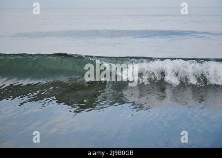 grandes vagues sur la mer noire pendant la journée en été Banque D'Images