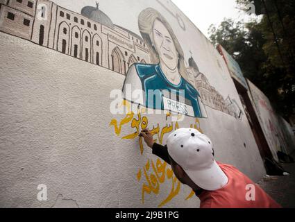 Des artistes palestiniens peignent une fresque pour le journaliste d'Al-Jazeera Shireen Abu Akleh à Khan Yunis, dans le sud de la bande de Gaza. Shireen Abu Akleh a été martyre le 11th 2022 mai lors de la prise de risque du camp de réfugiés de Jenin en Cisjordanie. Gaza, Palestine. Banque D'Images