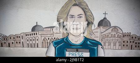 Des artistes palestiniens peignent une fresque pour le journaliste d'Al-Jazeera Shireen Abu Akleh à Khan Yunis, dans le sud de la bande de Gaza. Shireen Abu Akleh a été martyre le 11th 2022 mai lors de la prise de risque du camp de réfugiés de Jenin en Cisjordanie. Gaza, Palestine. Banque D'Images