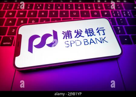 Dans cette illustration, un logo de Shanghai Pudong Development Bank est affiché sur l'écran d'un smartphone. Banque D'Images