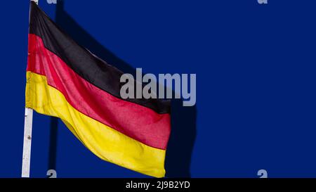 Drapeau suspendu de l'Allemagne sur le mât. Banque D'Images