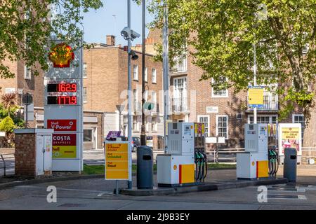 Prix de l'essence photographiés ce matin dans une station-service de Victoria. On a vu des conducteurs pomper de l'essence dans leurs voitures. Photo prise le 26th avril Banque D'Images