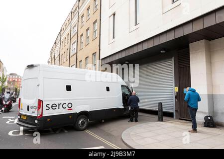 Un minibus de garde arrive au tribunal de Westminster. Photo prise le 28th avril 2022. © Belinda Jiao jiao.bilin@gmail.com 075989312 Banque D'Images