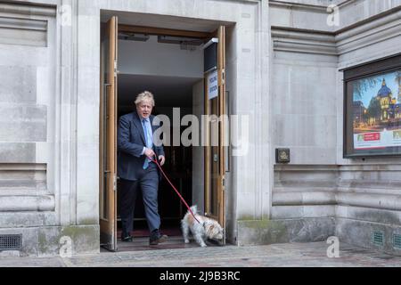 Le Premier ministre britannique Boris Johnson vote au Methodist Central Hall Westminster le jour des élections locales. Photo prise le 5th mai 2022. © be Banque D'Images