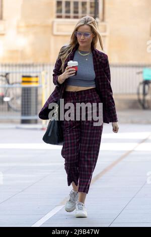 Laura Whitmore, présentatrice et actrice irlandaise de la télévision et de la radio, arrive à la BBC Broadcasting House à Langham place un dimanche matin. Image Banque D'Images